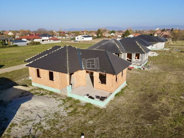 Eladó családi ház, Gyöngyöshalászon 59.9 M Ft, 5 szobás