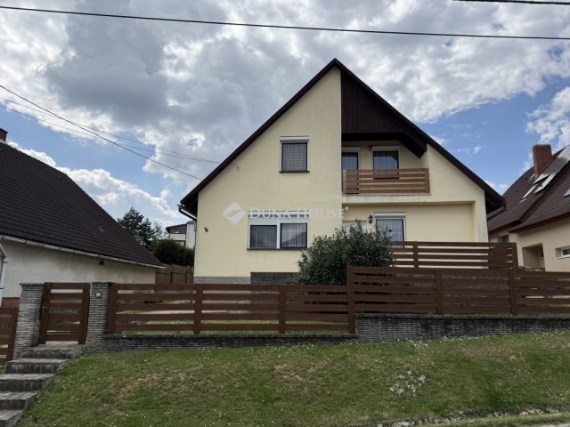 Eladó családi ház, Pécsett 129 M Ft, 10 szobás