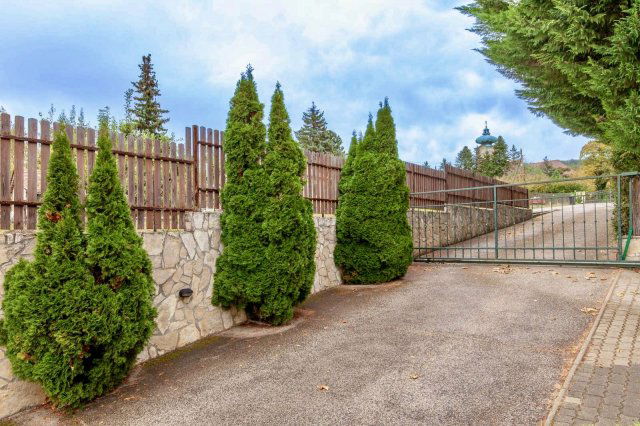 Eladó családi ház, Budakeszin 360 M Ft, 10 szobás