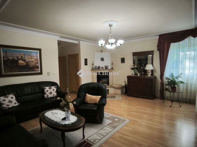 Eladó téglalakás, Győrött 109.9 M Ft, 4 szobás