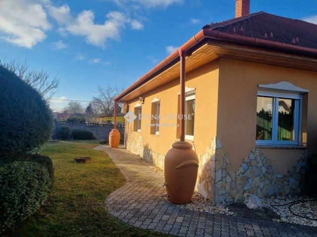 Eladó családi ház, Tatán 145 M Ft, 5 szobás