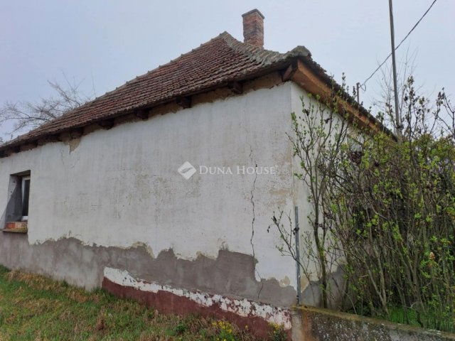 Eladó családi ház, Csikérián 1 M Ft, 2 szobás