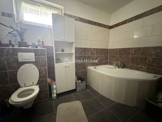 Eladó családi ház, Kesztölcön 129.9 M Ft, 7 szobás