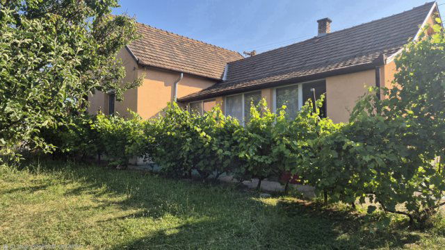 Eladó családi ház, Pécelen 72 M Ft, 3 szobás