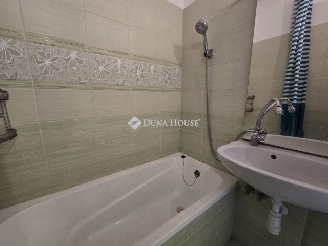 Eladó panellakás, Pécsett 48.9 M Ft, 3 szobás