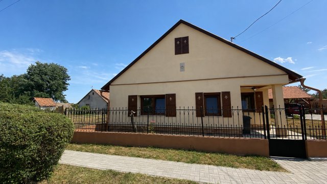Eladó családi ház, Lajoskomáromban 81.5 M Ft, 4 szobás