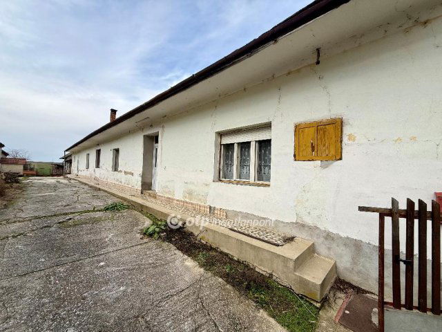 Eladó családi ház, Újpetrén 22 M Ft, 5 szobás