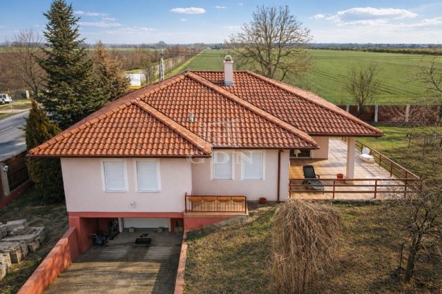 Eladó családi ház, Úrhidán 109.9 M Ft, 4 szobás