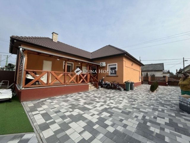 Eladó családi ház, Vecsésen 89.9 M Ft, 3 szobás
