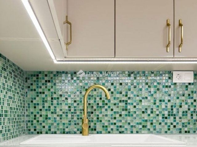 Eladó panellakás, Pécsett 51.9 M Ft, 3 szobás