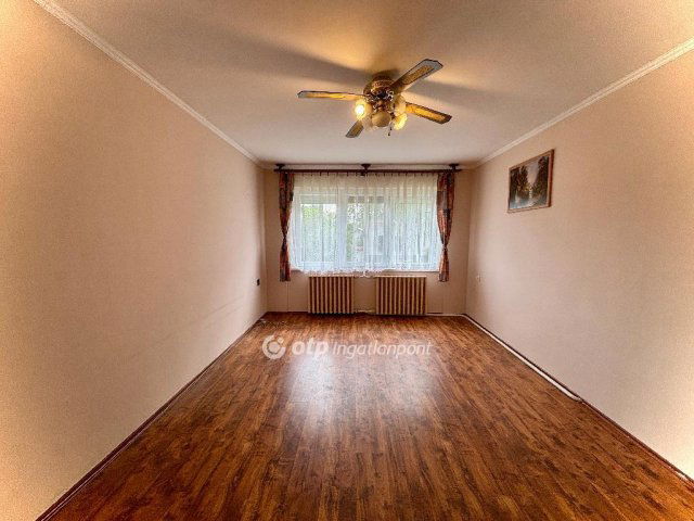Eladó téglalakás, Pápakovácsin 43.9 M Ft, 4 szobás