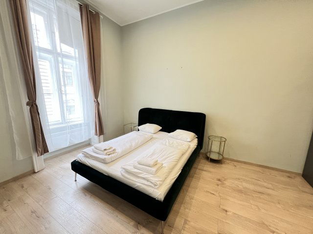 Eladó téglalakás, Budapesten, VI. kerületben 120 M Ft, 2 szobás