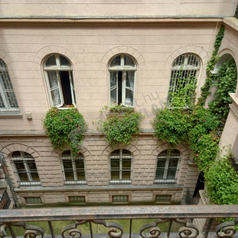 Eladó téglalakás, Budapesten, VI. kerületben, Nagymező utcában