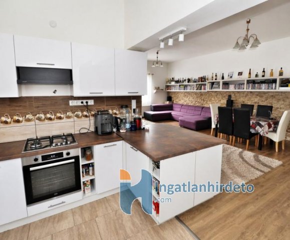 Eladó családi ház, Budapesten, III. kerületben 250 M Ft