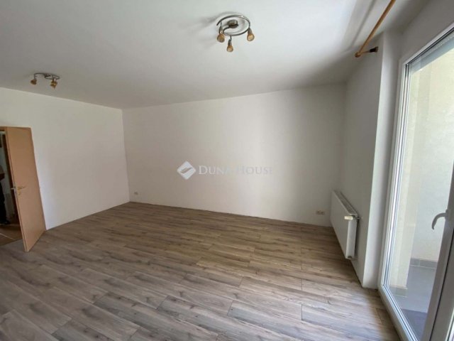 Eladó téglalakás, Veszprémben 51.9 M Ft, 1 szobás