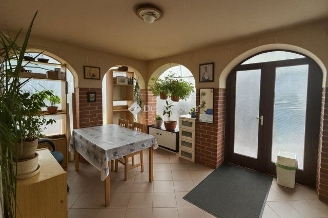 Eladó családi ház, Szigetszentmiklóson 85 M Ft, 5 szobás