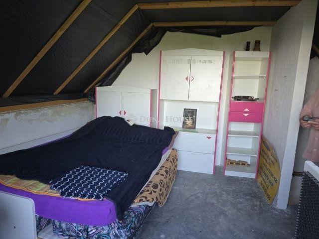 Eladó nyaraló, Pécsett 15 M Ft, 2 szobás / költözzbe.hu