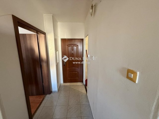 Eladó panellakás, Székesfehérvárott 34 M Ft, 2 szobás