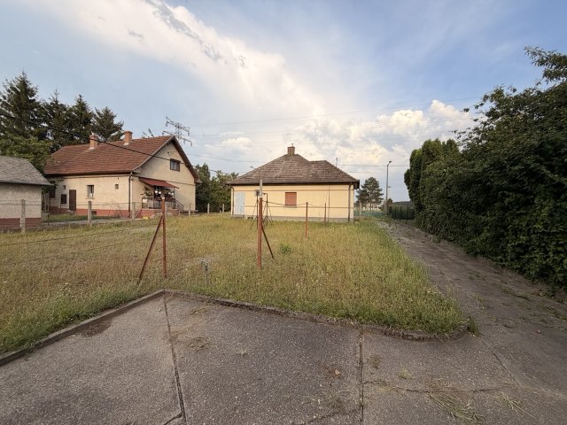 Eladó családi ház, Vácon 85 M Ft, 2 szobás