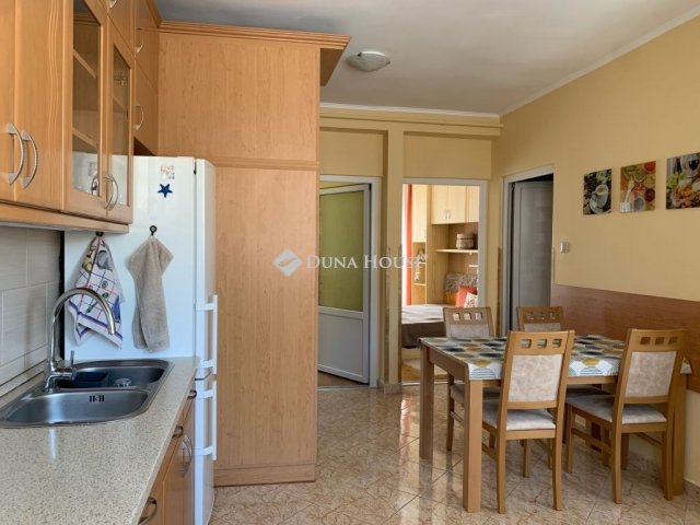 Kiadó téglalakás, albérlet, Pécsett 280 E Ft / hó, 3 szobás