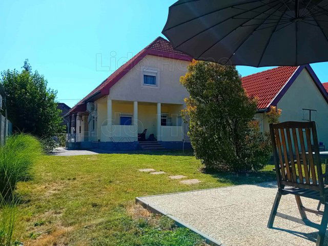 Eladó családi ház, Siófokon 90 M Ft, 7 szobás