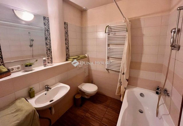 Eladó téglalakás, Pécsett 72 M Ft, 4 szobás