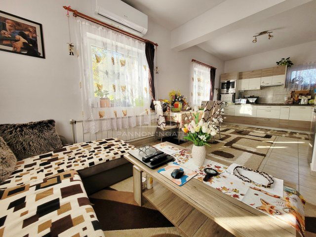 Eladó családi ház, Balatonkenesén 99 M Ft, 5 szobás