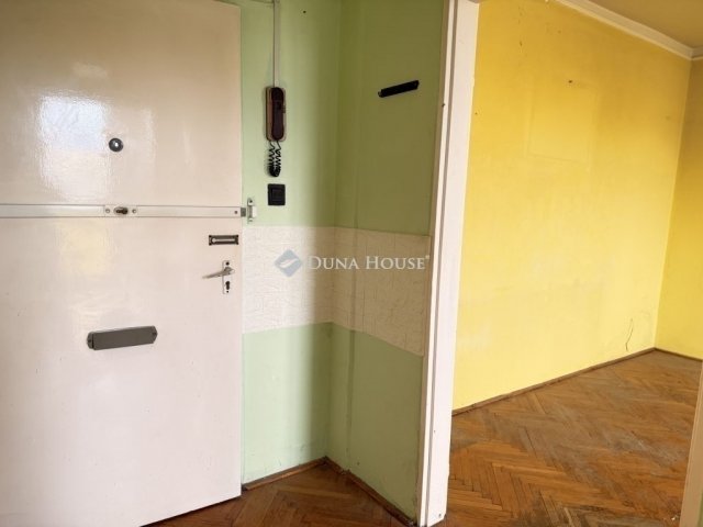 Eladó panellakás, Pécsett 31.9 M Ft, 2 szobás