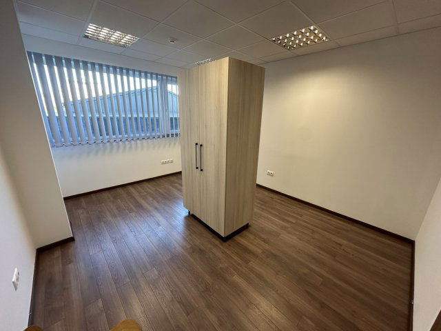 Kiadó iroda, Várpalotán, Szent István úton 80 E Ft / hó