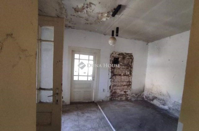 Eladó családi ház, Sárosdon 6.5 M Ft, 1 szobás