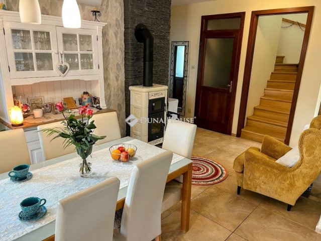 Eladó családi ház, Szentendrén 311 M Ft, 7 szobás