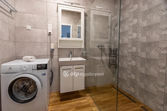 Eladó téglalakás, Balatonkenesén 135 M Ft, 3 szobás