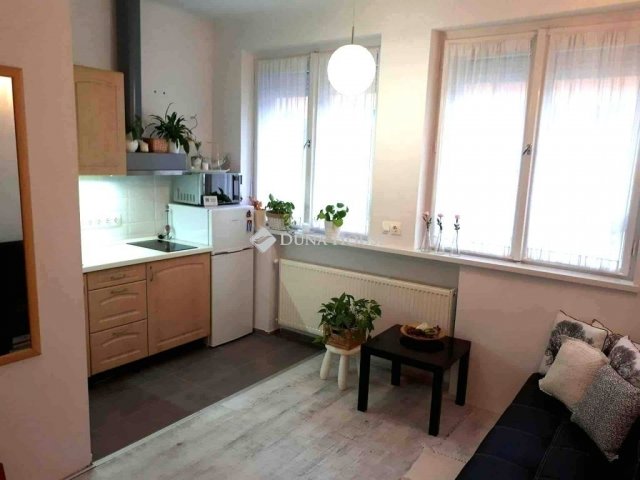 Eladó családi ház, Pécsett 94.99 M Ft, 4 szobás
