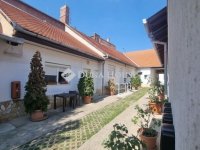 Eladó családi ház, Pécsett 269 M Ft, 12 szobás