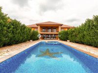 Eladó családi ház, Szentendrén 685 M Ft, 8 szobás