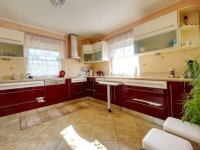 Eladó családi ház, Telkin 399 M Ft, 8 szobás