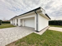 Eladó családi ház, Pécsett 235 M Ft, 5 szobás