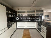 Eladó családi ház, Pécsett 250 M Ft, 4 szobás