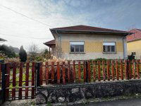 Eladó családi ház, Komáromban 50 M Ft, 2 szobás