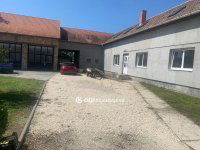 Eladó családi ház, Pápán 129 M Ft, 10 szobás