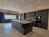 Eladó családi ház, Komáromban 450 M Ft, 7 szobás