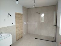 Eladó családi ház, Sukorón 269 M Ft, 7 szobás