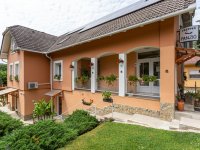 Eladó családi ház, Abaligeten 139 M Ft, 8 szobás
