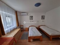 Eladó családi ház, Pécsett 269 M Ft, 12 szobás