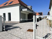 Eladó családi ház, Veszprémben 239.78 M Ft, 6 szobás