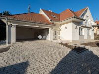 Eladó családi ház, Budaörsön 420 M Ft, 10 szobás