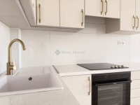 Eladó panellakás, Pécsett 64.9 M Ft, 3 szobás