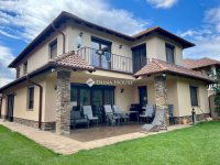 Eladó családi ház, Csömörön 299.9 M Ft, 7 szobás