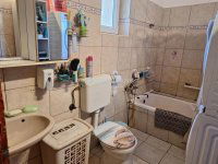 Eladó családi ház, Neszmélyen 65.9 M Ft, 8 szobás