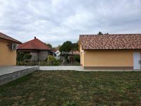 Eladó családi ház, Szekszárdon 99.999 M Ft, 3 szobás